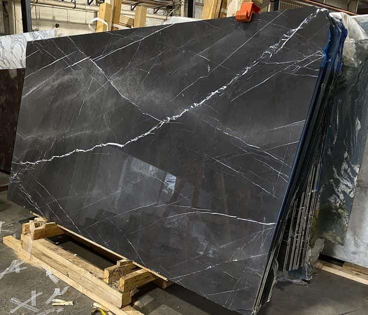 سنگ تراورتن مشکی با مقاومت بالا در برابر رطوبت و گرما